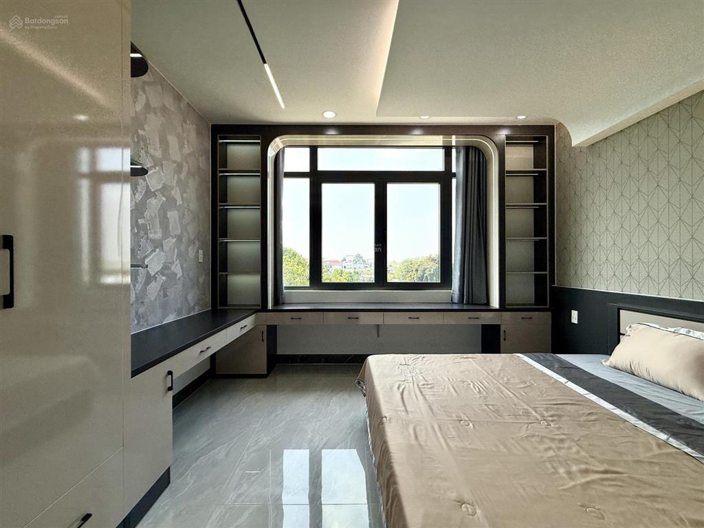 Nhà bên trường tiểu học, sẹc ngắn trần thị cờ, dt4mx20m, lửng, 3 lầu, 4pn, có thang máy, hướng bắc