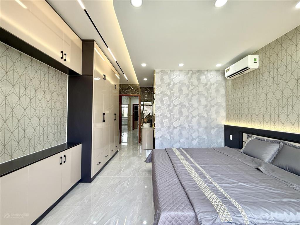 Nhà bên trường tiểu học, sẹc ngắn trần thị cờ, dt4mx20m, lửng, 3 lầu, 4pn, có thang máy, hướng bắc
