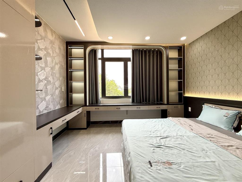 Nhà bên trường tiểu học, sẹc ngắn trần thị cờ, dt4mx20m, lửng, 3 lầu, 4pn, có thang máy, hướng bắc