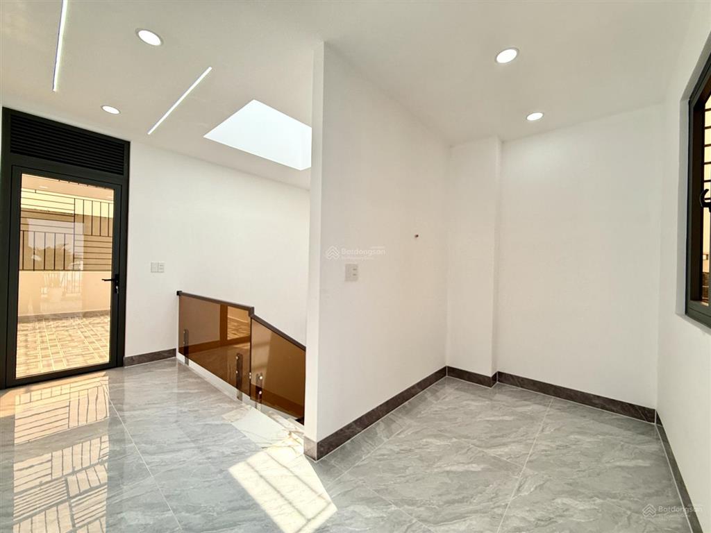 Nhà phố ngay bên ubp và trường học, dt 4x16m, lửng, 3 lầu, 4pn, 5vs, s.thượng, 6.19 tỷ