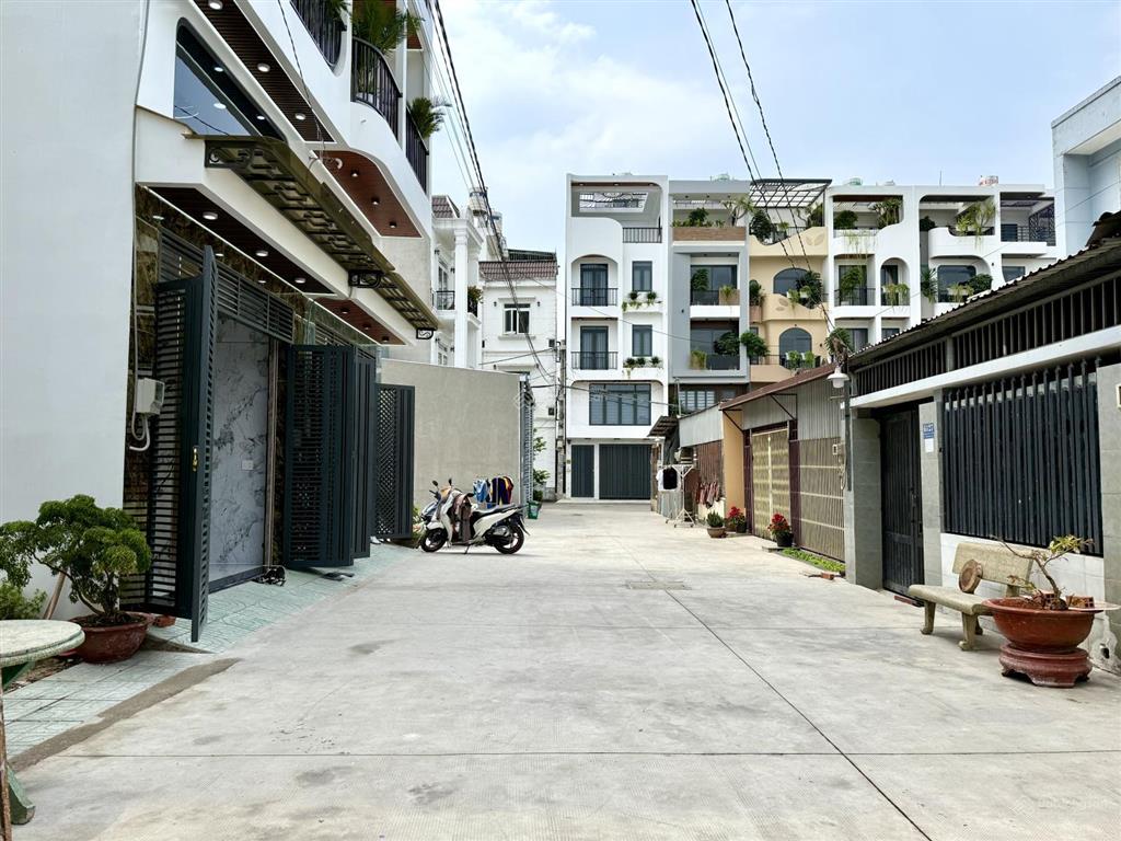 Nhà phố ngay bên ubp và trường học, dt 4x16m, lửng, 3 lầu, 4pn, 5vs, s.thượng, 6.19 tỷ