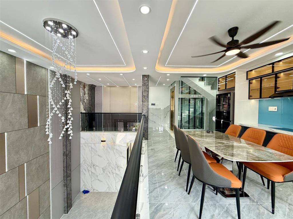 Nhà có thang máy, sát bên công viên, dt7x9m, lửng, 3 lầu, 4pn, gara ô tô, sân thượng, 7.6 tỷ
