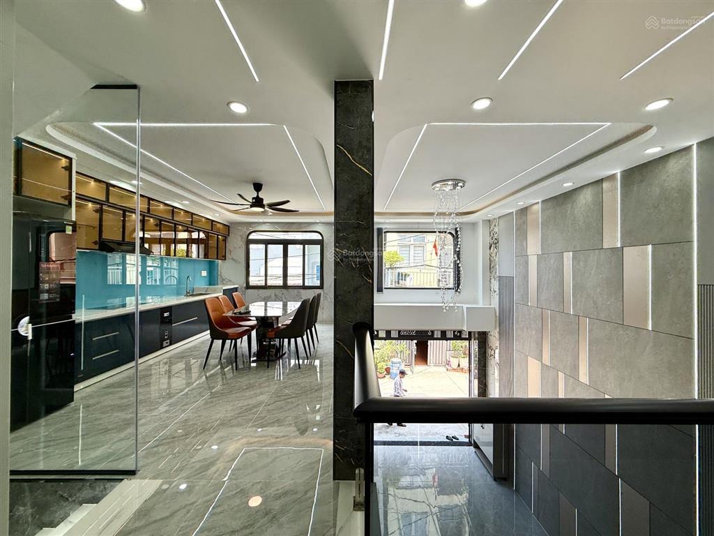 Nhà có thang máy, sát bên công viên, dt7x9m, lửng, 3 lầu, 4pn, gara ô tô, sân thượng, 7.6 tỷ