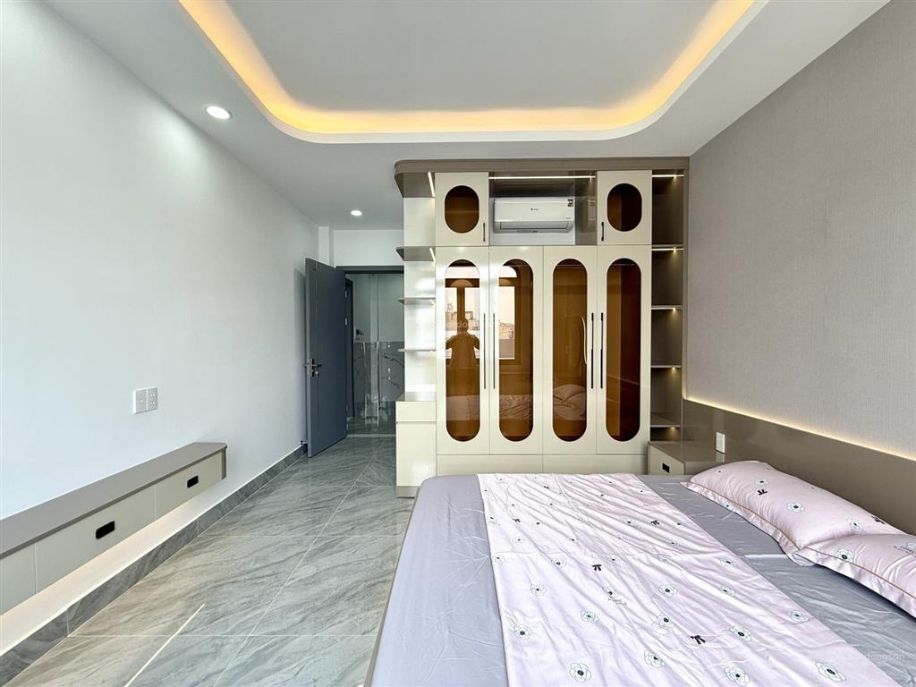 Nhà có thang máy, sát bên công viên, dt7x9m, lửng, 3 lầu, 4pn, gara ô tô, sân thượng, 7.6 tỷ