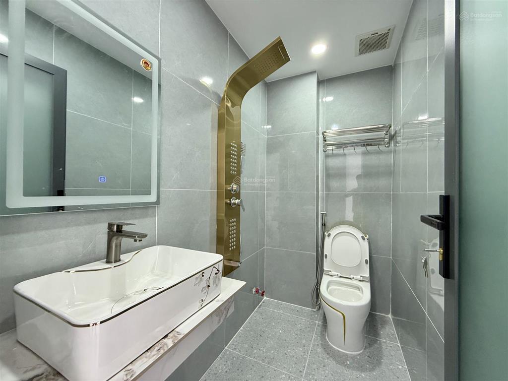 Nhà có thang máy, sát bên công viên, dt7x9m, lửng, 3 lầu, 4pn, gara ô tô, sân thượng, 7.6 tỷ
