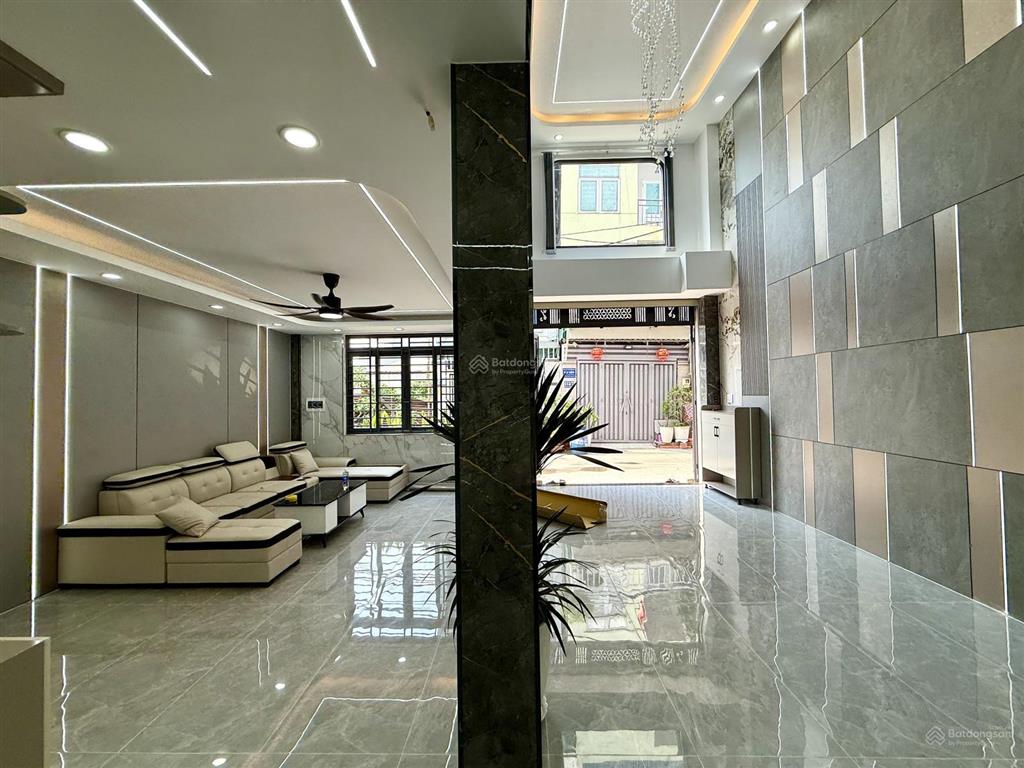 Nhà có thang máy, sát bên công viên, dt7x9m, lửng, 3 lầu, 4pn, gara ô tô, sân thượng, 7.6 tỷ
