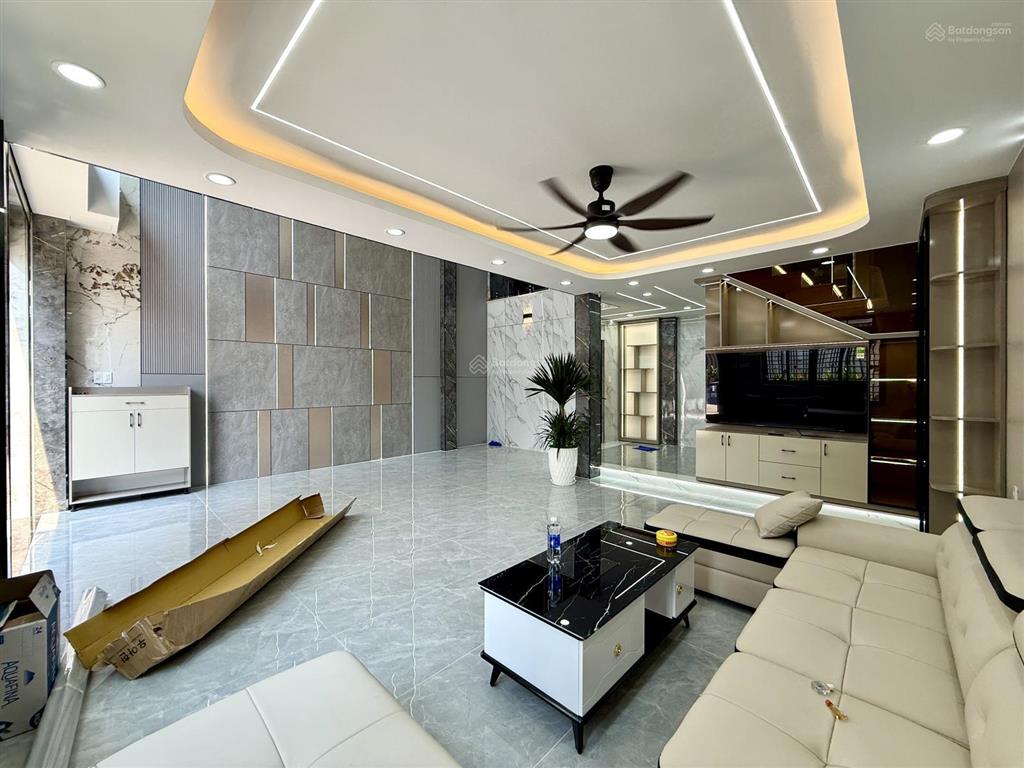 Nhà có thang máy, sát bên công viên, dt7x9m, lửng, 3 lầu, 4pn, gara ô tô, sân thượng, 7.6 tỷ