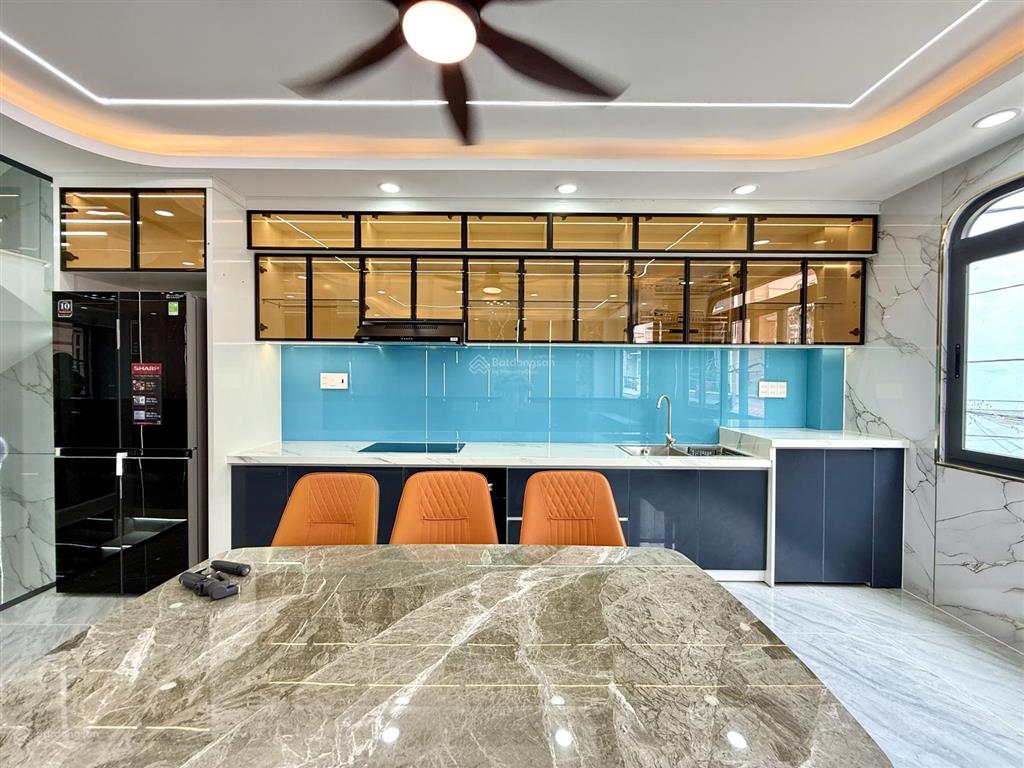 Nhà có thang máy, sát bên công viên, dt7x9m, lửng, 3 lầu, 4pn, gara ô tô, sân thượng, 7.6 tỷ