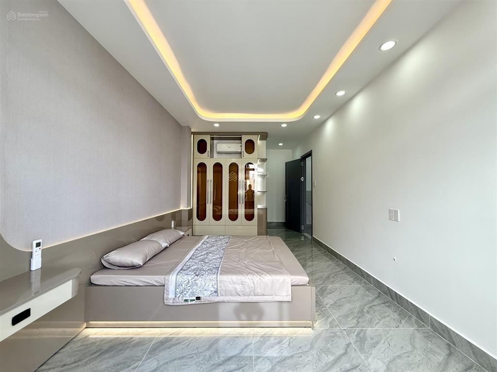 Nhà có thang máy, sát bên công viên, dt7x9m, lửng, 3 lầu, 4pn, gara ô tô, sân thượng, 7.6 tỷ