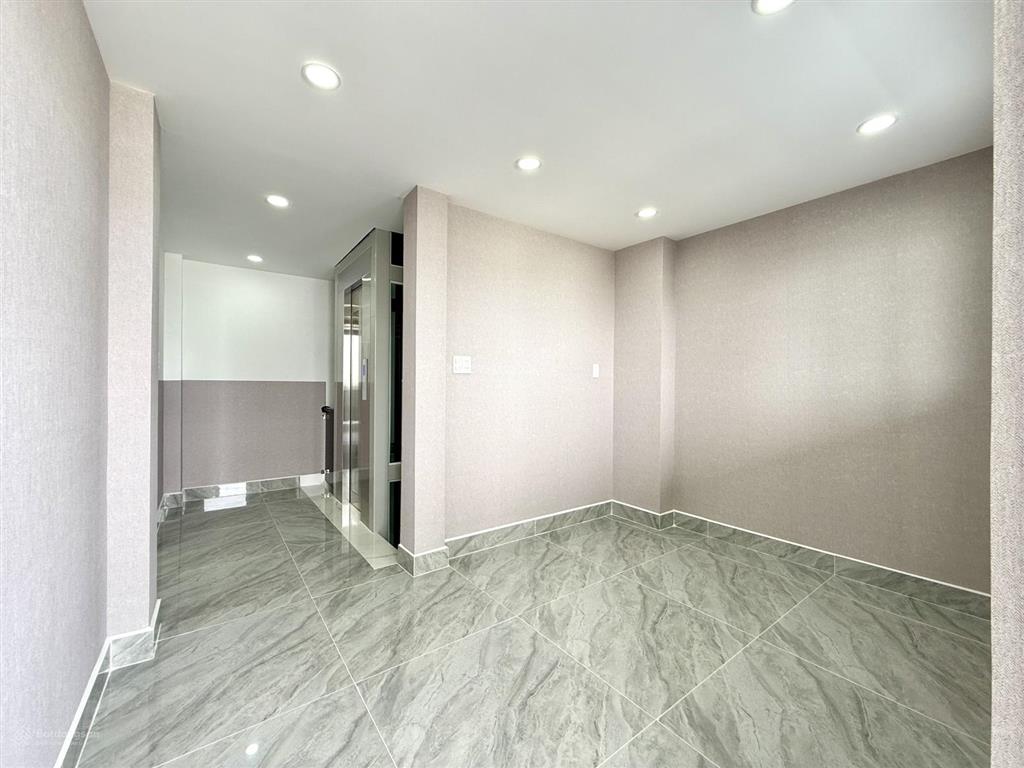 Nhà có thang máy, sát bên công viên, dt7x9m, lửng, 3 lầu, 4pn, gara ô tô, sân thượng, 7.6 tỷ