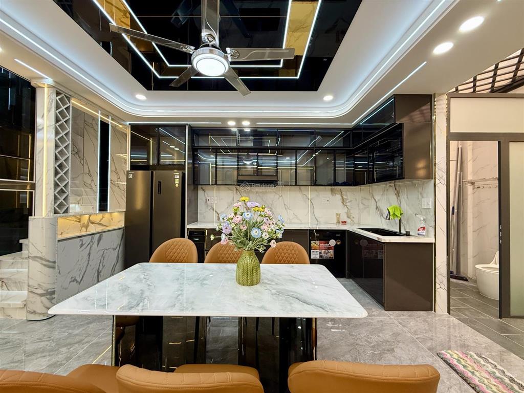 Nhà có thang máy, đường thông, bên trường học, dt5mx17m, lửng, 3 lầu, 4pn, sân thượng, 9.95 tỷ