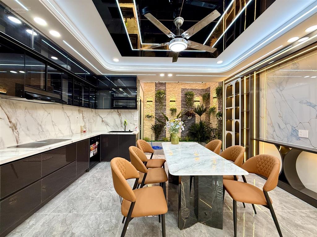 Nhà có thang máy, đường thông, bên trường học, dt5mx17m, lửng, 3 lầu, 4pn, sân thượng, 9.95 tỷ