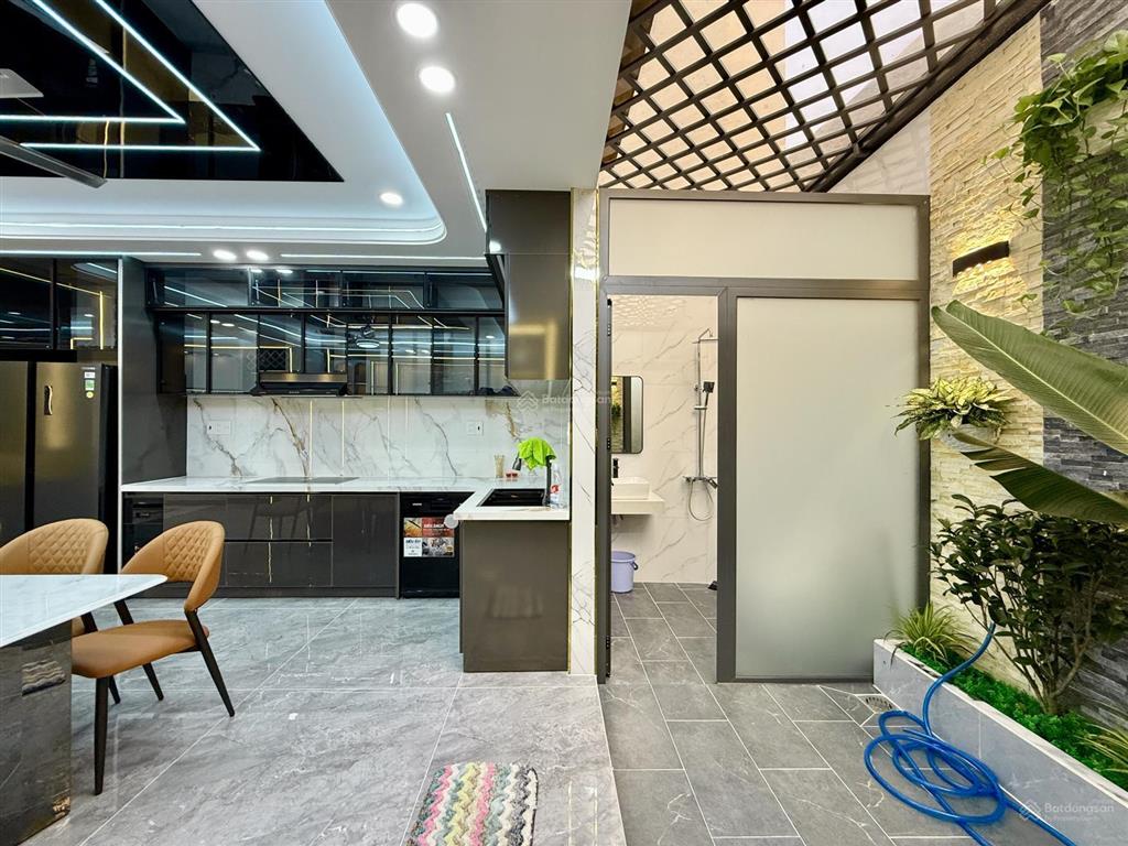 Nhà có thang máy, đường thông, bên trường học, dt5mx17m, lửng, 3 lầu, 4pn, sân thượng, 9.95 tỷ