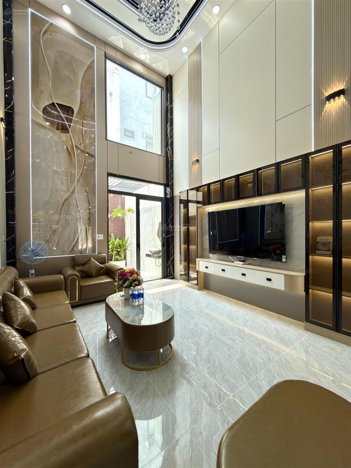 Nhà có thang máy, đường thông ngay trung tâm phường, dt4x20m, lửng, 3 lầu, 4pn, p.thờ, gara xe.