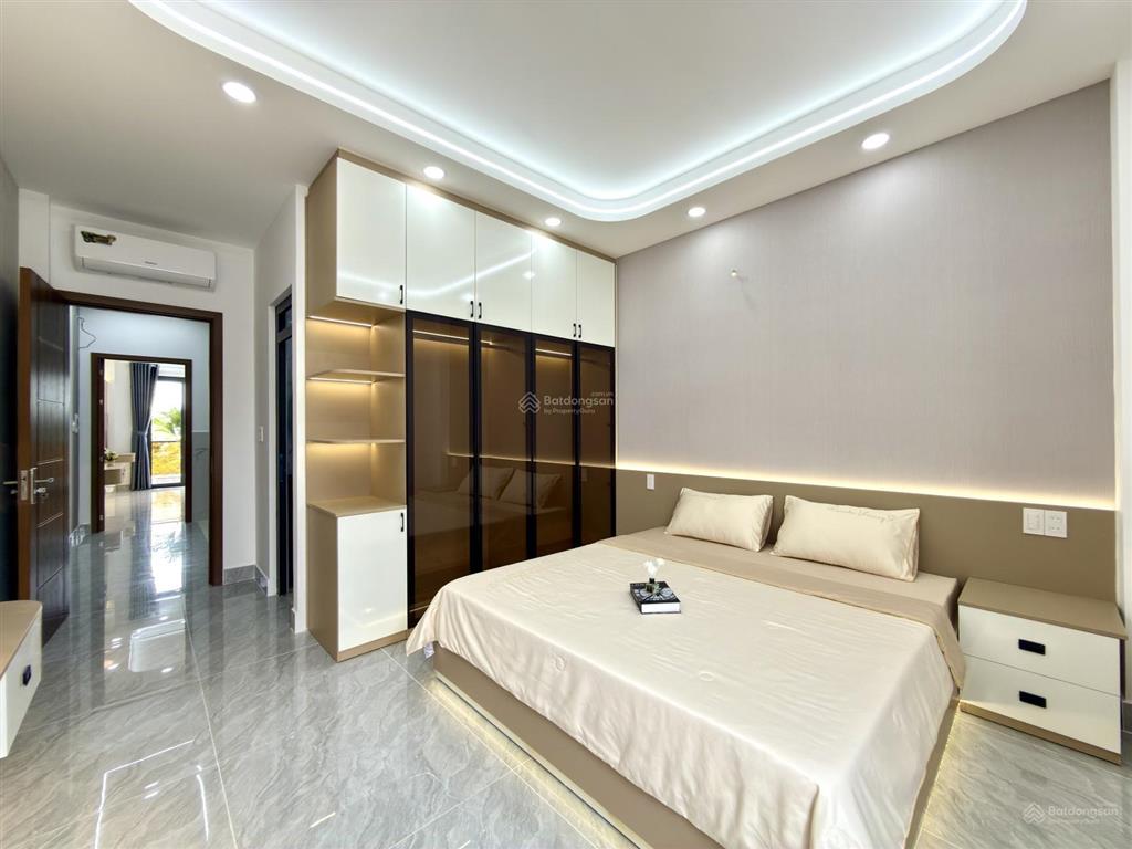 Nhà có thang máy, đường thông ngay trung tâm phường, dt4x20m, lửng, 3 lầu, 4pn, p.thờ, gara xe.