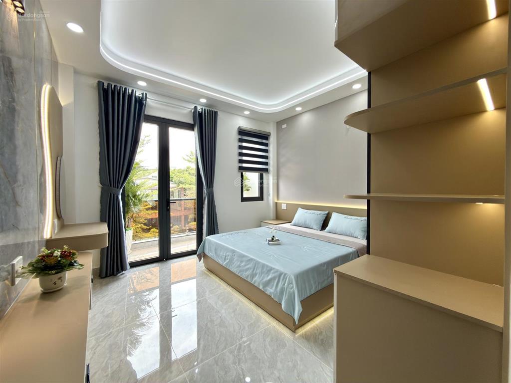 Nhà có thang máy, đường thông ngay trung tâm phường, dt4x20m, lửng, 3 lầu, 4pn, p.thờ, gara xe.