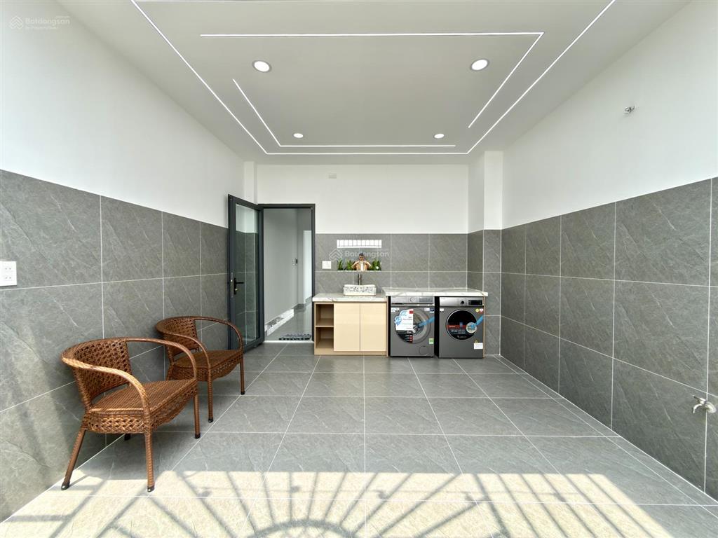 Nhà có thang máy, đường thông ngay trung tâm phường, dt4x20m, lửng, 3 lầu, 4pn, p.thờ, gara xe.