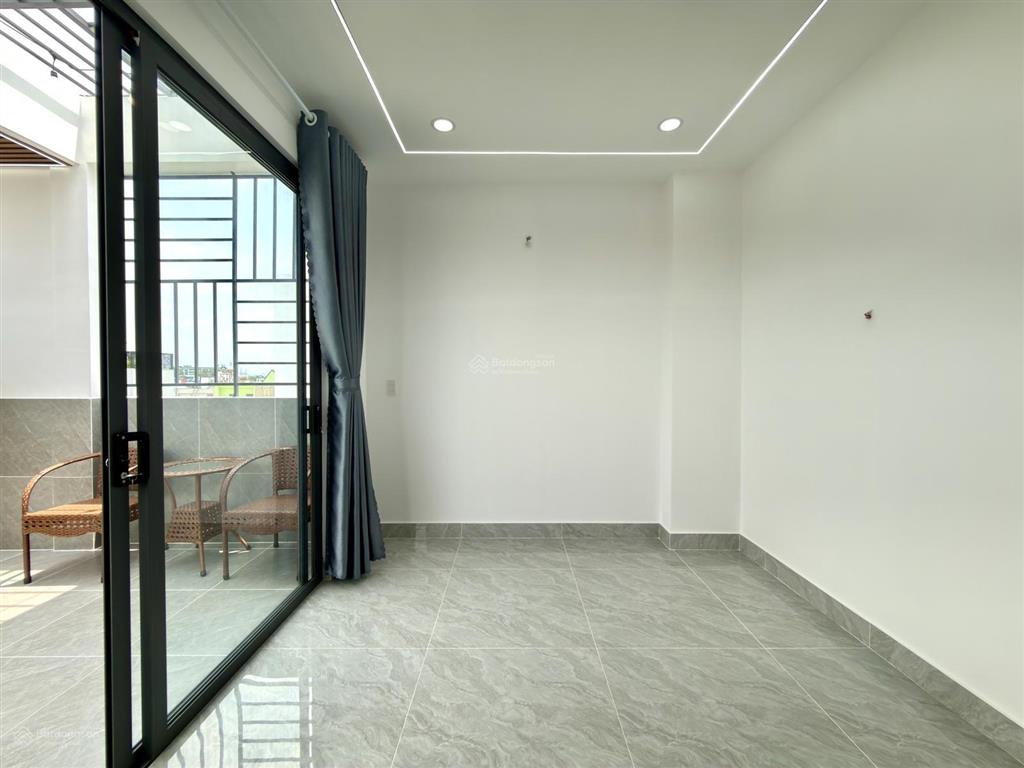 Nhà có thang máy, đường thông ngay trung tâm phường, dt4x20m, lửng, 3 lầu, 4pn, p.thờ, gara xe.