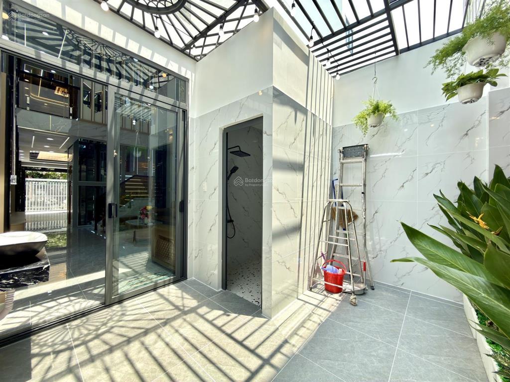 Nhà có thang máy, đường thông ngay trung tâm phường, dt4x20m, lửng, 3 lầu, 4pn, p.thờ, gara xe.