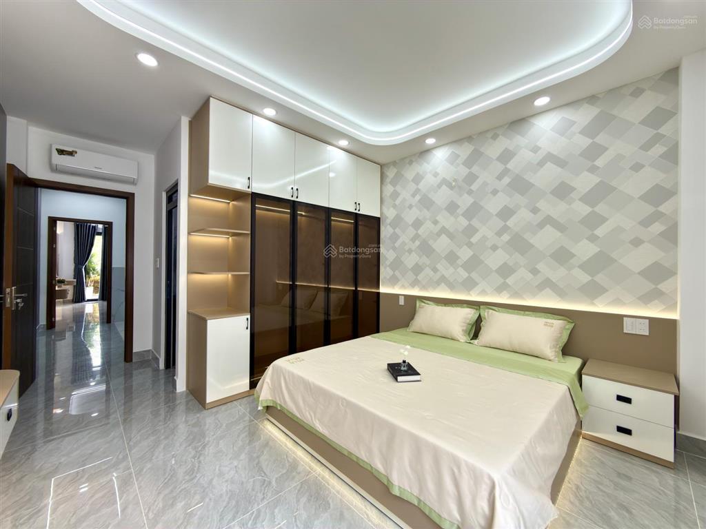 Nhà có thang máy, đường thông ngay trung tâm phường, dt4x20m, lửng, 3 lầu, 4pn, p.thờ, gara xe.