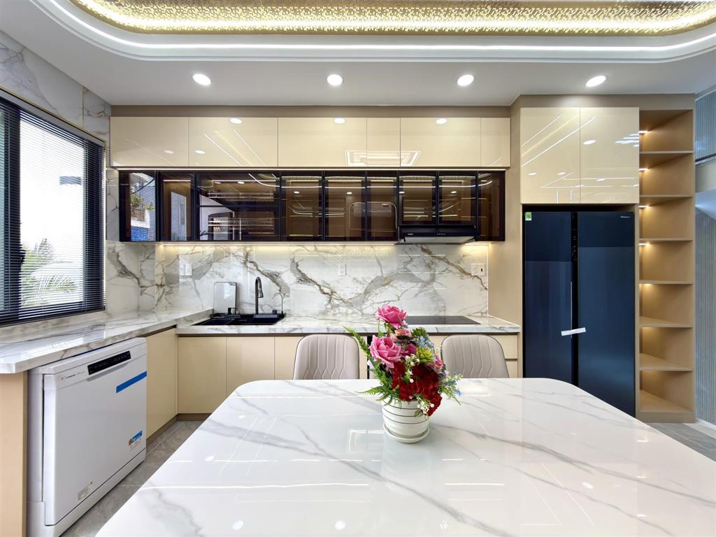 Nhà có thang máy, đường thông ngay trung tâm phường, dt4x20m, lửng, 3 lầu, 4pn, p.thờ, gara xe.