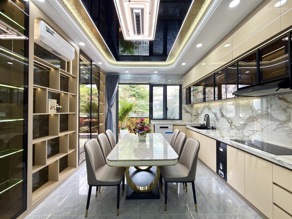 Nhà có thang máy, đường thông ngay trung tâm phường, dt4x20m, lửng, 3 lầu, 4pn, p.thờ, gara xe.
