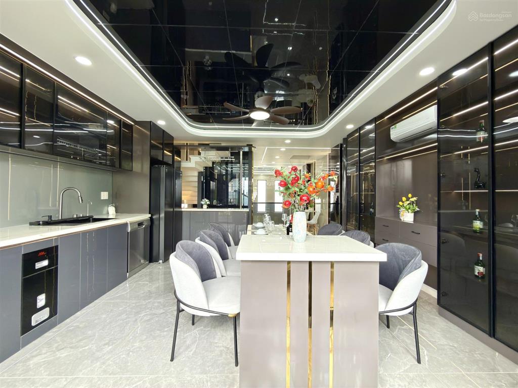 Nhà phố dt5x16m, lửng, 3 lầu, có thang máy, sát bên công viên và trường học, hướng nam, 8.8 tỷ