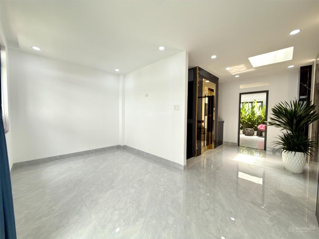 Nhà phố dt5x16m, lửng, 3 lầu, có thang máy, sát bên công viên và trường học, hướng nam, 8.8 tỷ