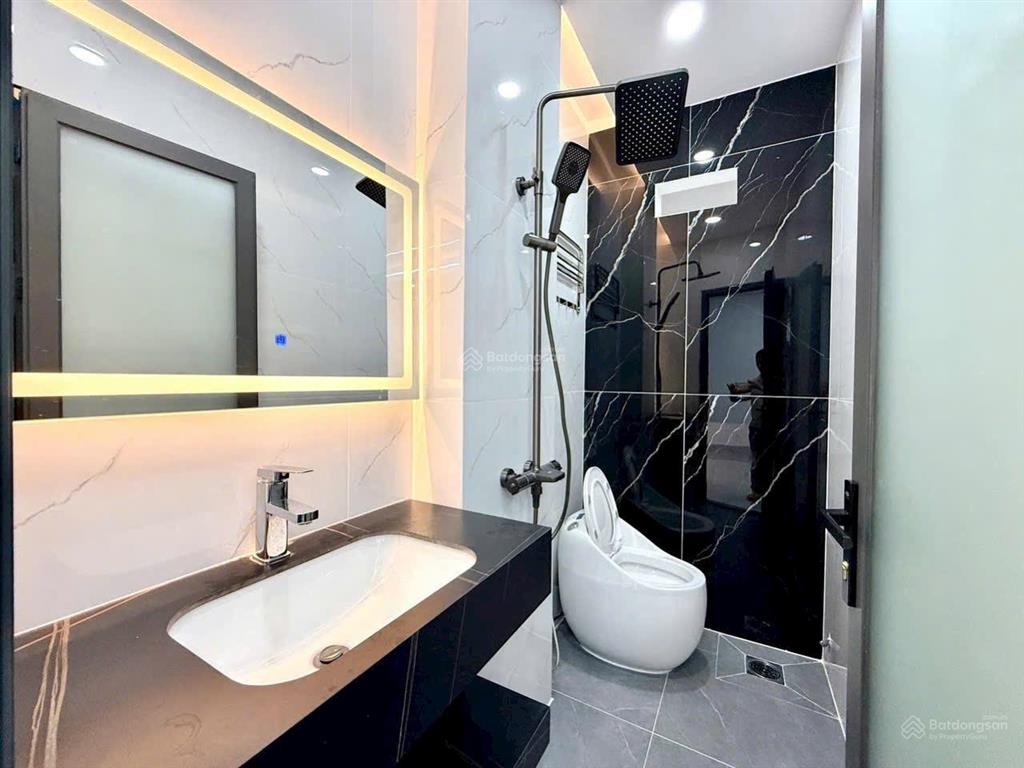 Nhà phố dt5x16m, lửng, 3 lầu, có thang máy, sát bên công viên và trường học, hướng nam, 8.8 tỷ