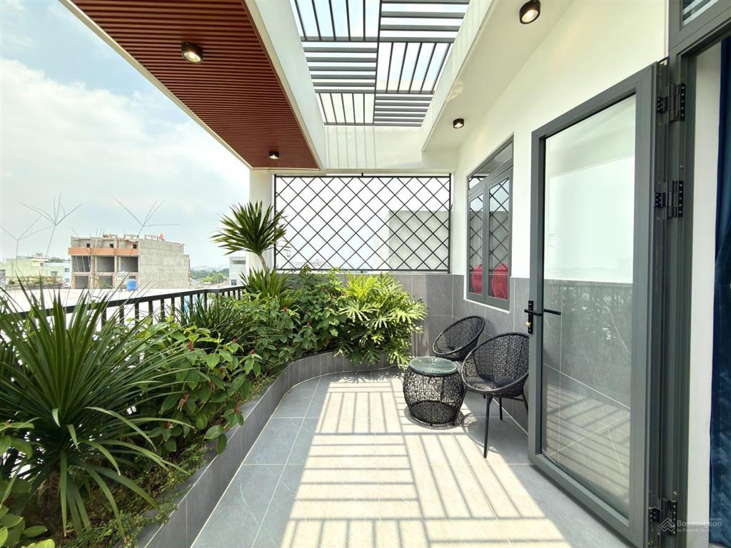 Nhà phố dt5x16m, lửng, 3 lầu, có thang máy, sát bên công viên và trường học, hướng nam, 8.8 tỷ
