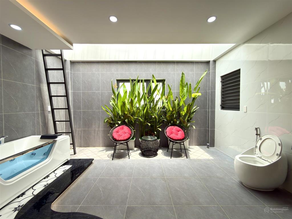 Nhà phố dt5x16m, lửng, 3 lầu, có thang máy, sát bên công viên và trường học, hướng nam, 8.8 tỷ