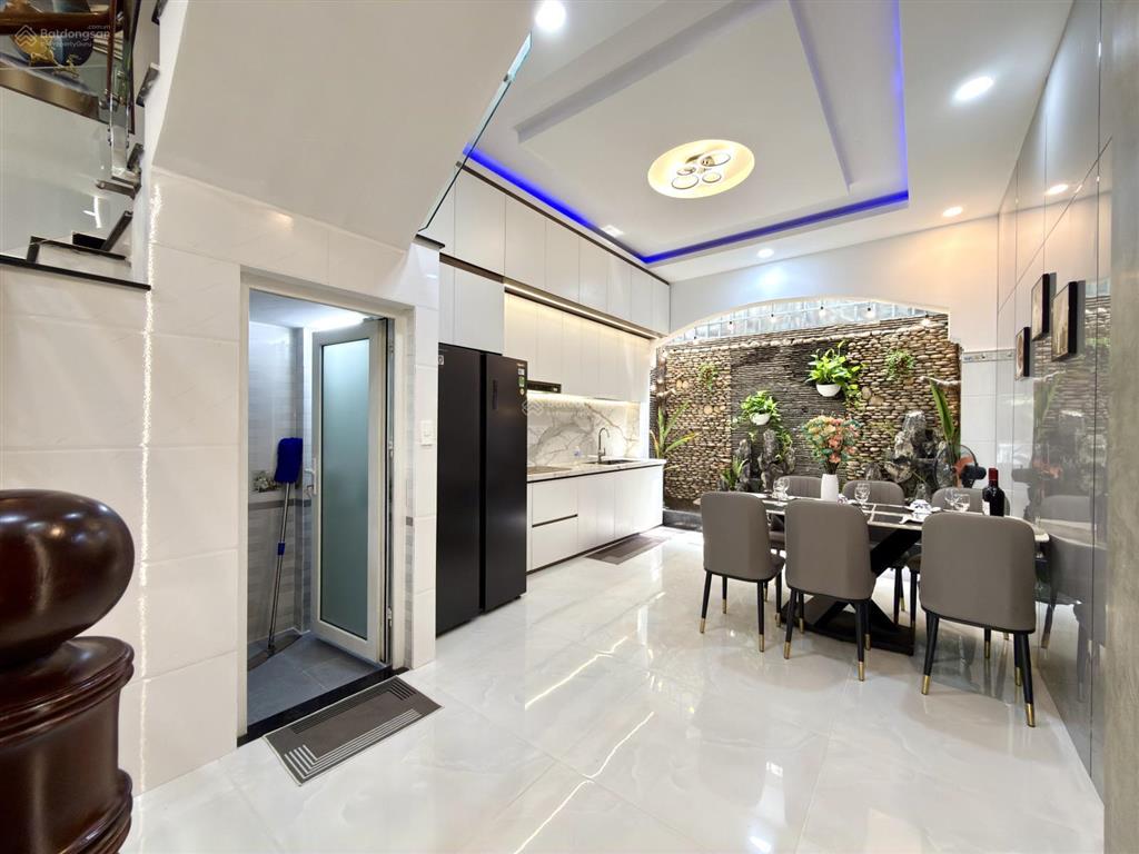 Nhà sau trường mầm non hoa đỗ quyên, dt4x13.5m, trệt, 3 lầu, 4pn, p.thờ, sân thượng, 6.18 tỷ