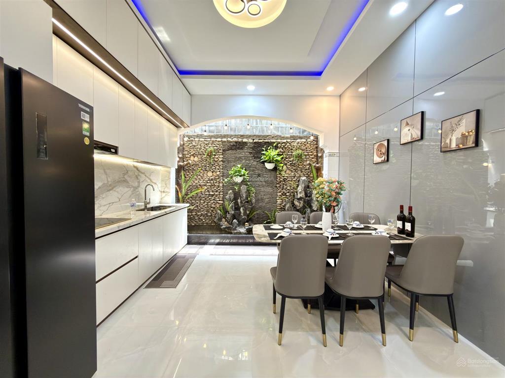 Nhà sau trường mầm non hoa đỗ quyên, dt4x13.5m, trệt, 3 lầu, 4pn, p.thờ, sân thượng, 6.18 tỷ