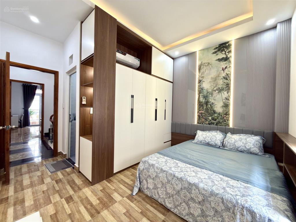 Nhà sau trường mầm non hoa đỗ quyên, dt4x13.5m, trệt, 3 lầu, 4pn, p.thờ, sân thượng, 6.18 tỷ