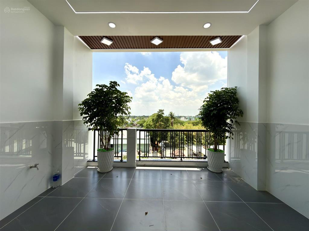 Nhà kế bên dự án công viên, dt 4x18m, trệt, lửng, 3 lầu, 4pn, p.thờ, gara ô tô, hướng bắc, 6.6 tỷ