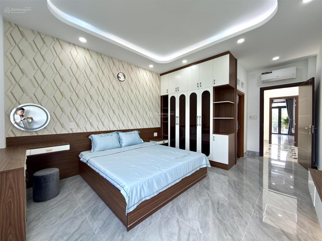 Nhà kế bên dự án công viên, dt 4x18m, trệt, lửng, 3 lầu, 4pn, p.thờ, gara ô tô, hướng bắc, 6.6 tỷ