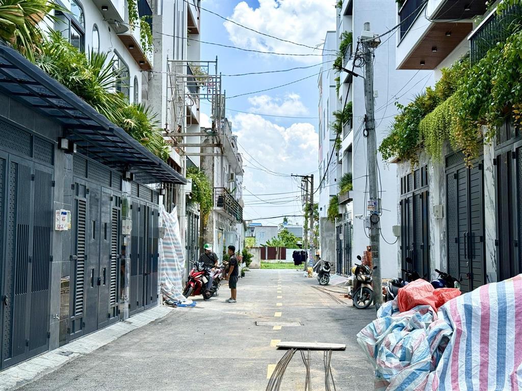 Nhà kế bên dự án công viên, dt 4x18m, trệt, lửng, 3 lầu, 4pn, p.thờ, gara ô tô, hướng bắc, 6.6 tỷ