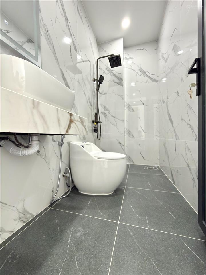 Nhà có thang máy, sát bên ubp, trường học, dt4x15m, lửng, 3 lầu, 4pn, hướng đông bắc, 8.9 tỷ