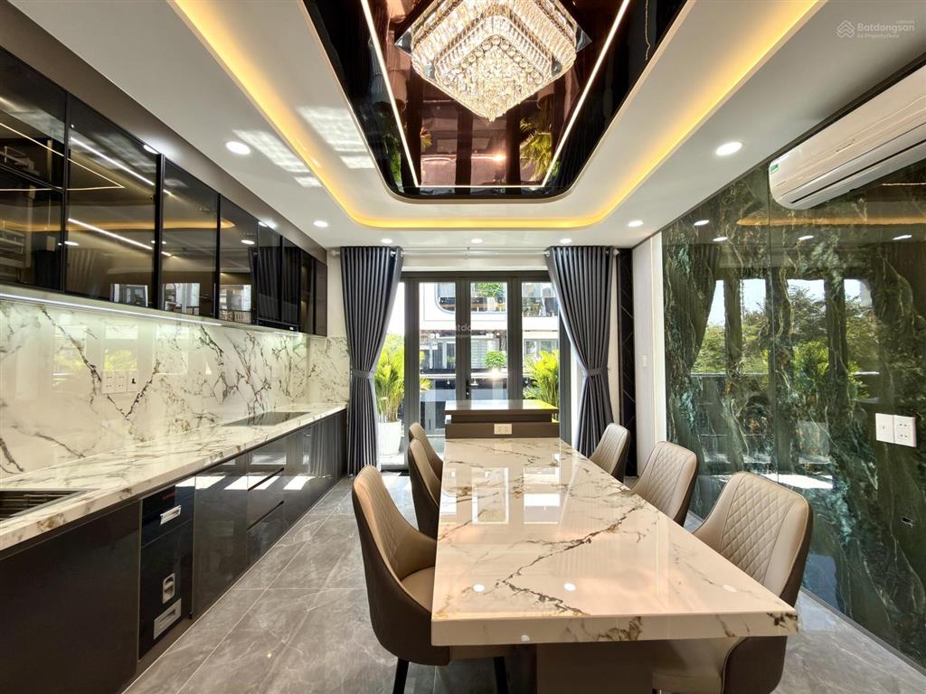 Nhà có thang máy, sát bên ubp, trường học, dt4x15m, lửng, 3 lầu, 4pn, hướng đông bắc, 8.9 tỷ