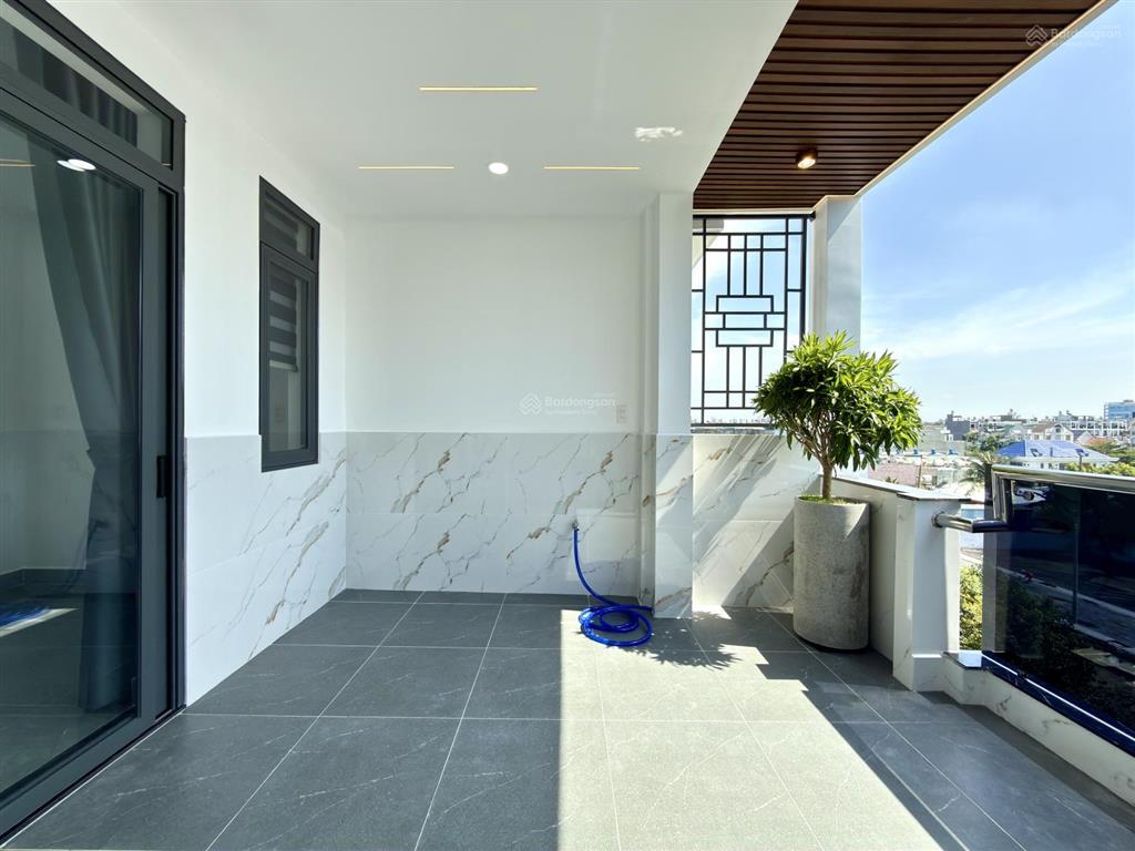Nhà có thang máy, sát bên ubp, trường học, dt4x15m, lửng, 3 lầu, 4pn, hướng đông bắc, 8.9 tỷ