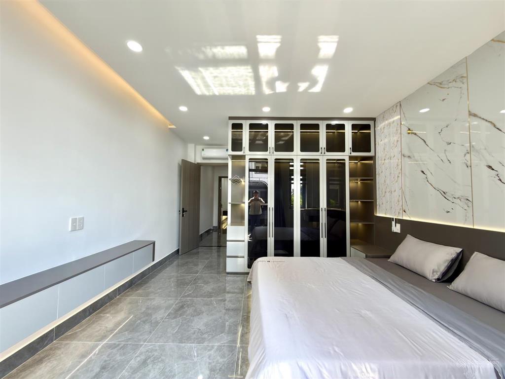 Nhà có thang máy, sát bên ubp, trường học, dt4x15m, lửng, 3 lầu, 4pn, hướng đông bắc, 8.9 tỷ