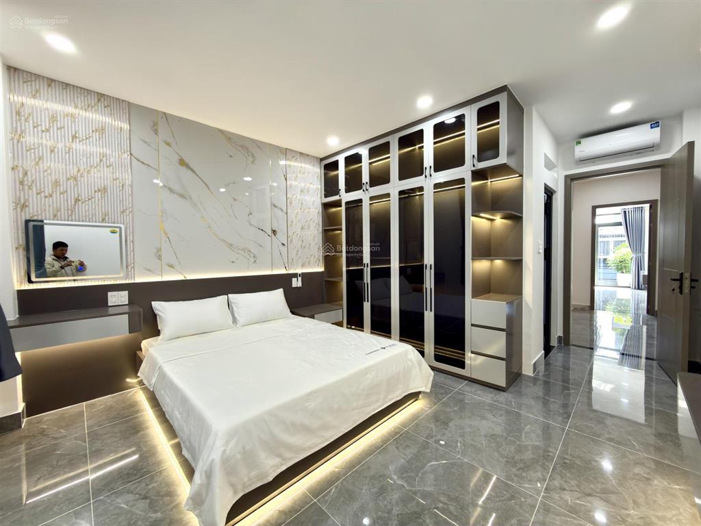 Nhà có thang máy, sát bên ubp, trường học, dt4x15m, lửng, 3 lầu, 4pn, hướng đông bắc, 8.9 tỷ