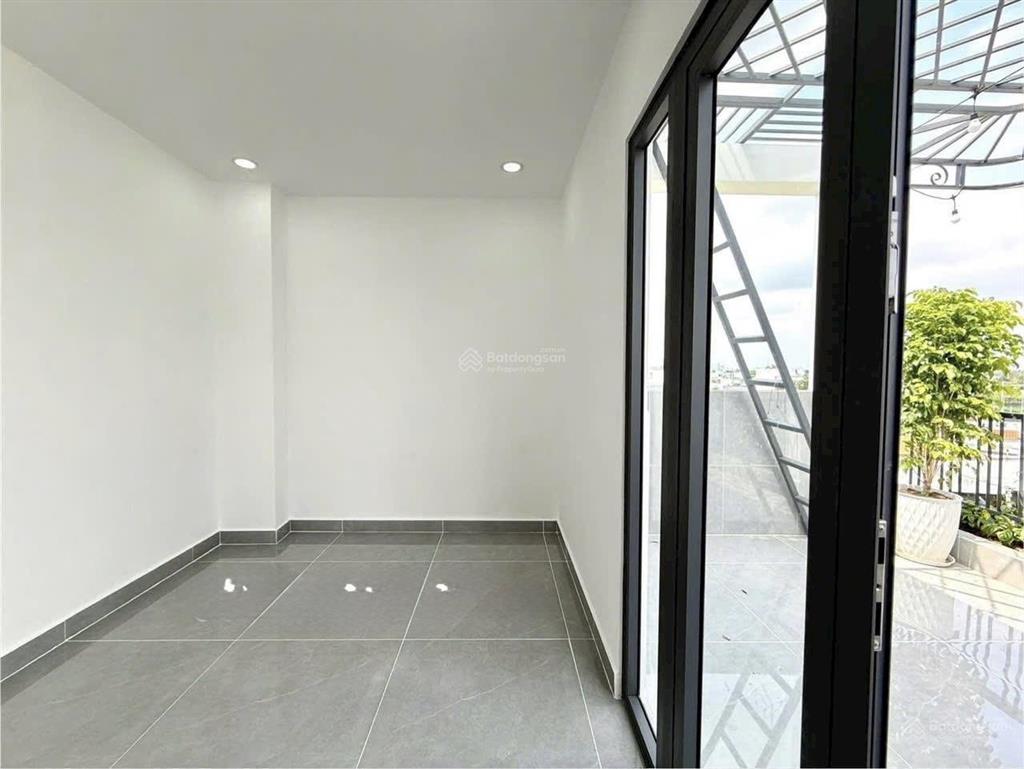 Nhà kế bên trường cđ điện lực, dt4x20m, lửng, 3 lầu, 4pn, gara ô tô, p.thờ, sân thượng, 6.75 tỷ