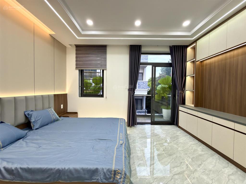 Nhà ngay ngã tư ga và chợ cầu đồng, dt4.64x13m, lửng, 3 lầu, 4pn, gara ô tô, p.thờ, 7.6 tỷ