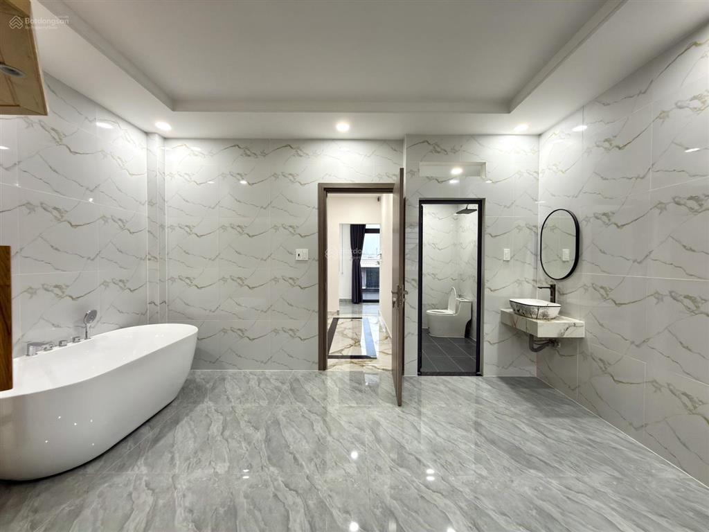 Nhà ngay ngã tư ga và chợ cầu đồng, dt4.64x13m, lửng, 3 lầu, 4pn, gara ô tô, p.thờ, 7.6 tỷ