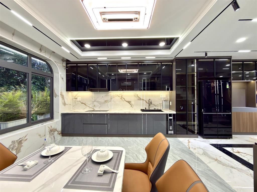 Nhà ngay ngã tư ga và chợ cầu đồng, dt4.64x13m, lửng, 3 lầu, 4pn, gara ô tô, p.thờ, 7.6 tỷ