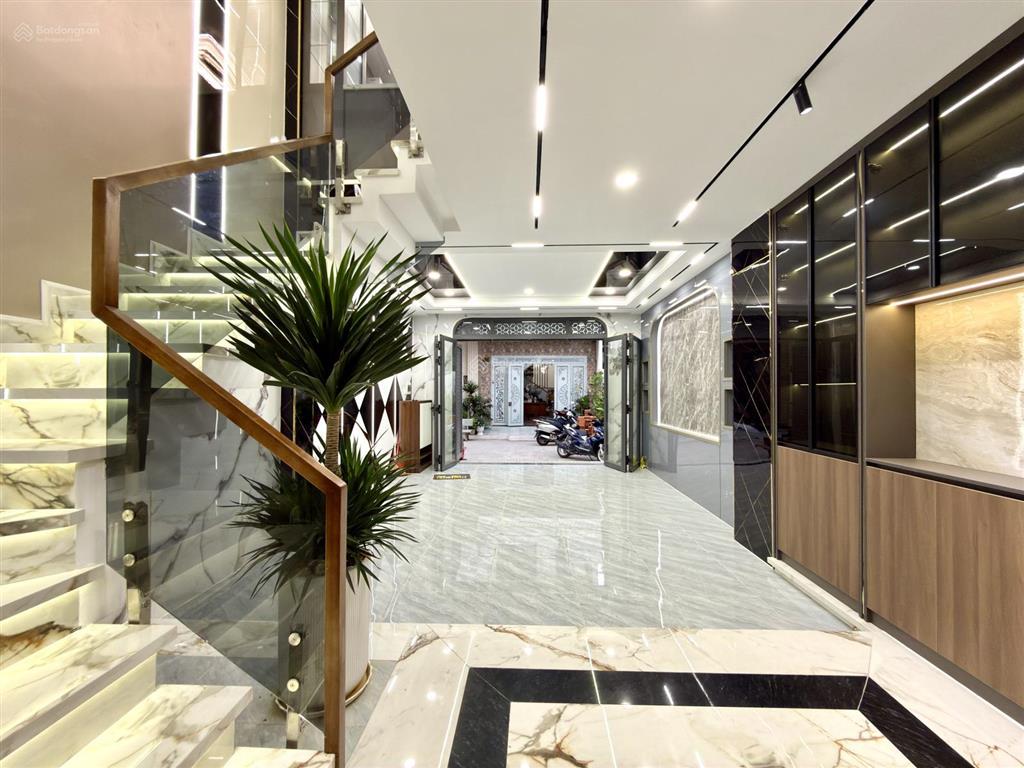 Nhà ngay ngã tư ga và chợ cầu đồng, dt4.64x13m, lửng, 3 lầu, 4pn, gara ô tô, p.thờ, 7.6 tỷ