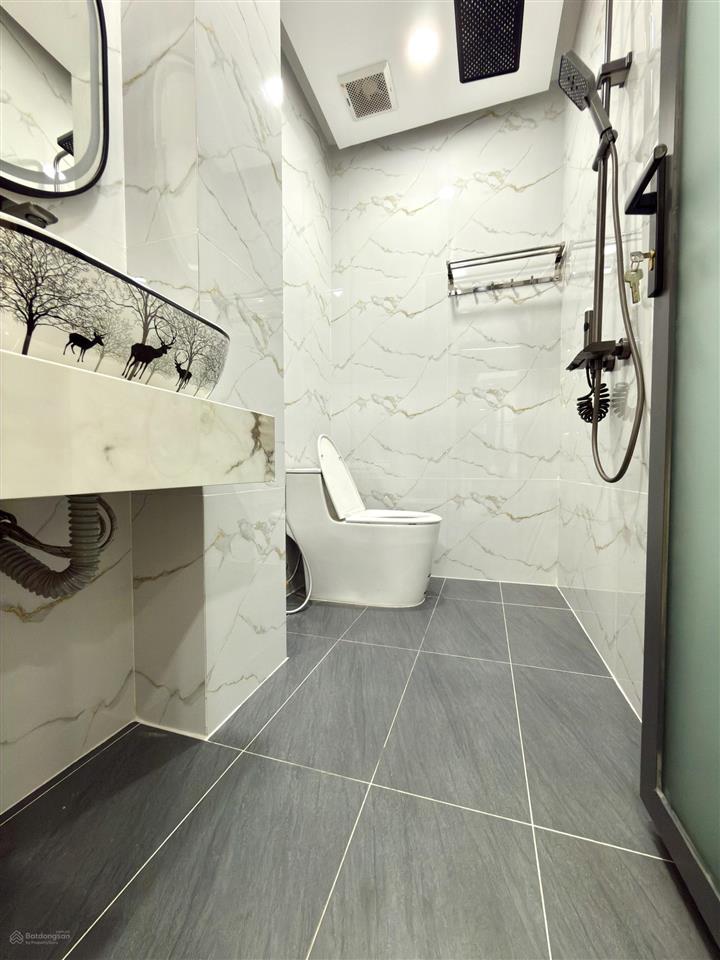 Nhà ngay ngã tư ga và chợ cầu đồng, dt4.64x13m, lửng, 3 lầu, 4pn, gara ô tô, p.thờ, 7.6 tỷ