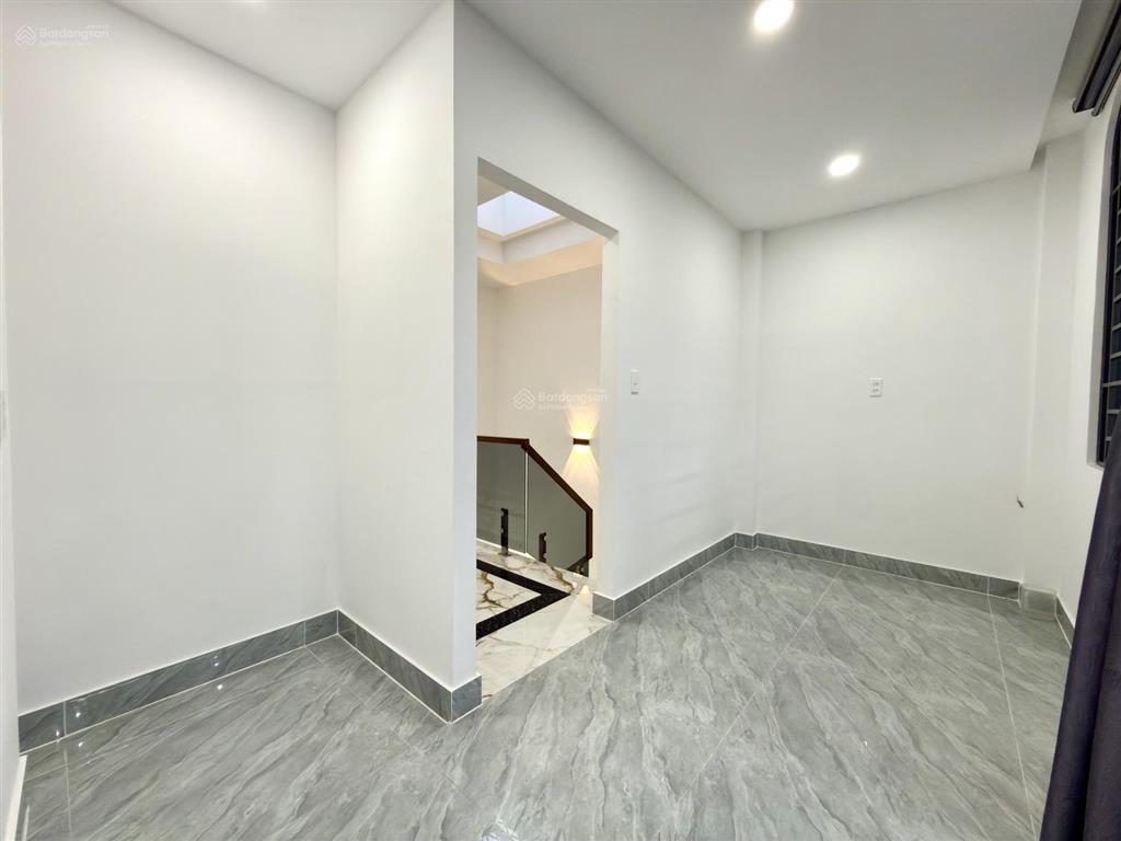 Nhà ngay ngã tư ga và chợ cầu đồng, dt4.64x13m, lửng, 3 lầu, 4pn, gara ô tô, p.thờ, 7.6 tỷ