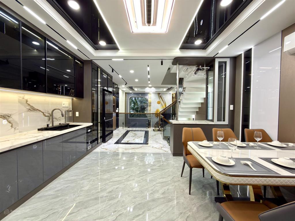 Nhà ngay ngã tư ga và chợ cầu đồng, dt4.64x13m, lửng, 3 lầu, 4pn, gara ô tô, p.thờ, 7.6 tỷ